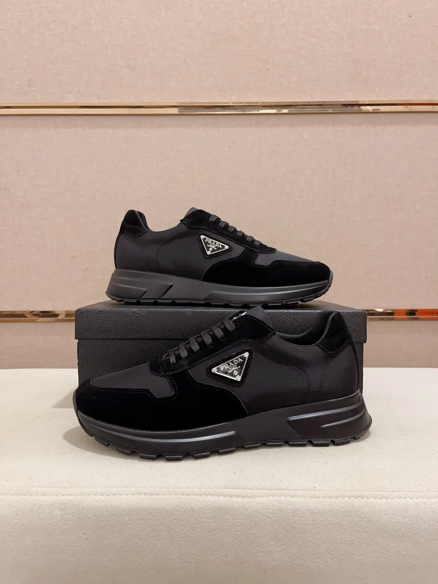 Men's shoes💰 540💰 ✔️✔️✔️Higher version High-quality new PRADA (Prada) counters are launched simultaneously. The new men's shoes and 😘fabric are made of selected first-layer cowhide ➕ breathable fabric technology. Lining: Full cowhide lining. 👍🏿 High-end ☄️ air-cushion molded anti-slip rubber outsole, exquisite lines, simple and elegant, comfortable and high-end for leisure travel. Code number: 38 to 44 (45 can be customized)